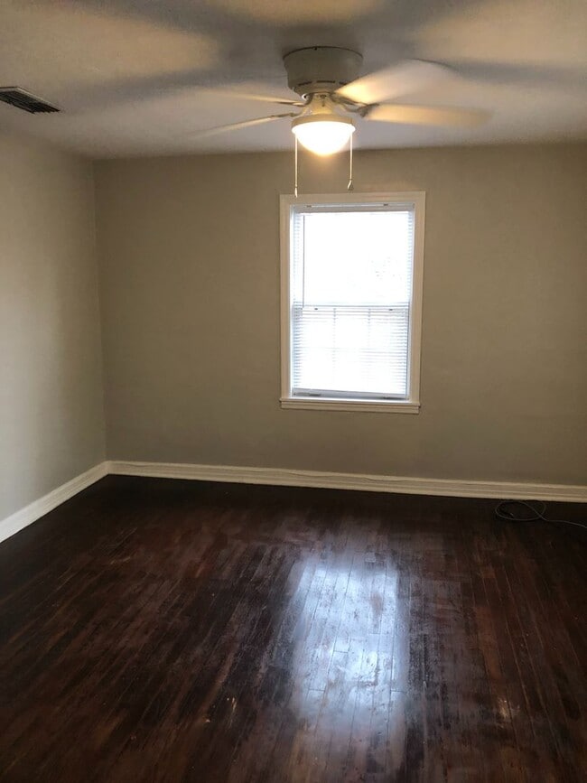 Building Photo - 2 Story Home Offering 3 bedrooms and 1 bath