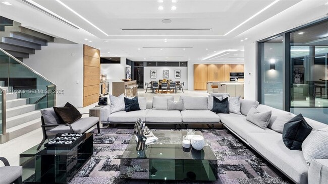 Building Photo - 440 Mola Ave