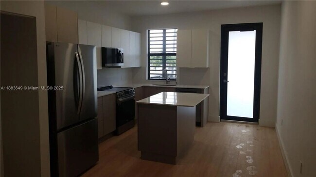 Building Photo - PRIVATE TWO BEDROOM – BOUTIQUE 8-UNIT COMM...