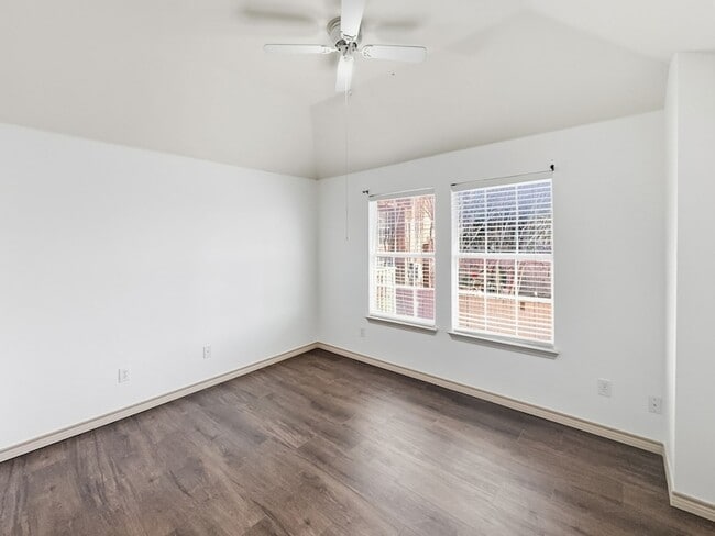 Building Photo - 3950 Seaside Ct