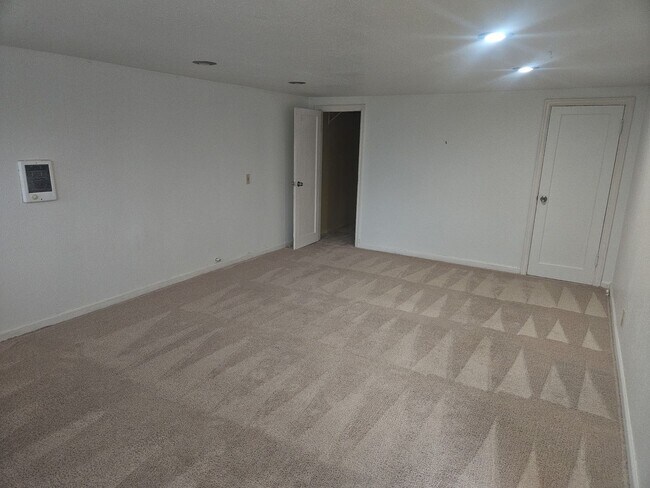 Building Photo - Charming Duplex w/Seprate Entrances, Close to all Amenites/Downtown