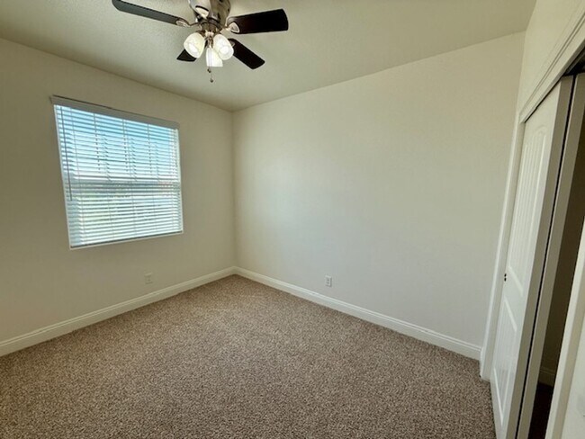Building Photo - Beautiful Spacious 5 Bedroom Home located ...