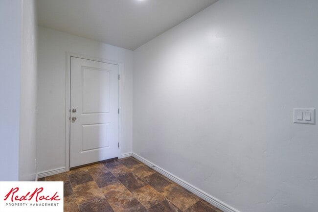 Building Photo - End Unit Fossil Hills Townhome with 3 Beds and 2.5 Baths