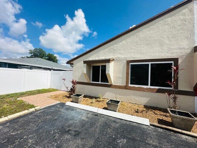 Primary Photo - 7221 SW 14th St