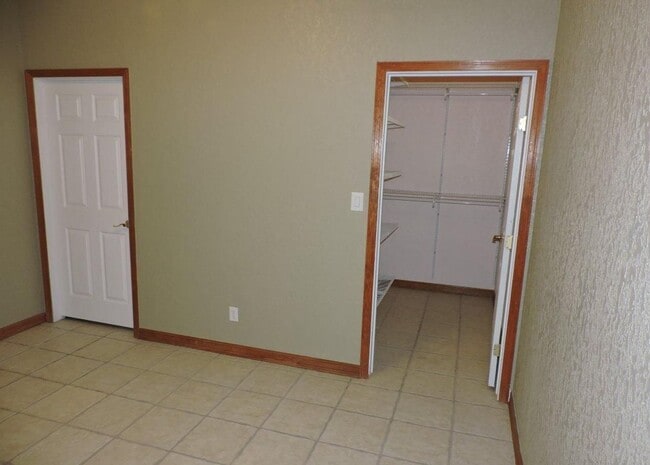 Building Photo - Spacious 3bed 2bath with Large Backyard!