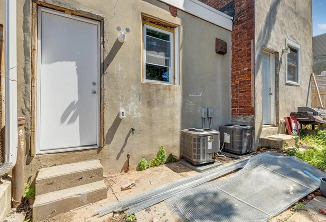 Building Photo - 410 Diamond St