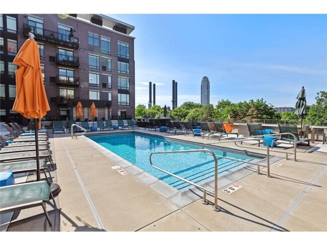 Building Photo - 401 SE Main St