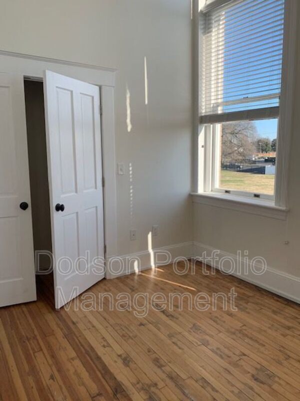 Building Photo - 900 St James St