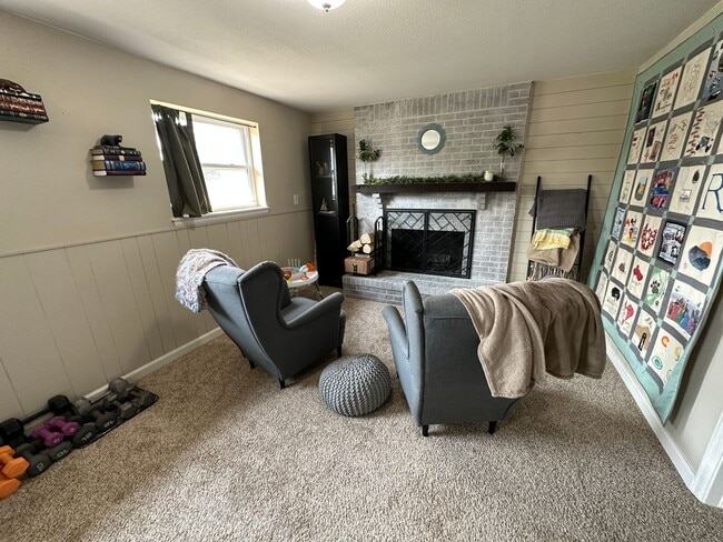 Building Photo - 4 BED 2 BATH HOME CLOSE TO PETERSON AFB & SCHRIEVER AFB!