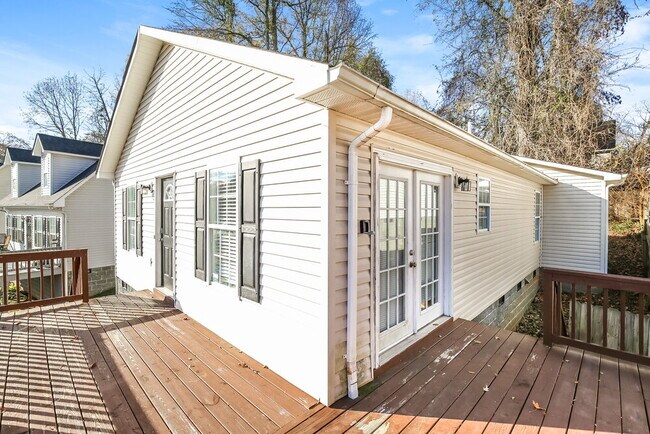 Building Photo - 2346 Floyd St