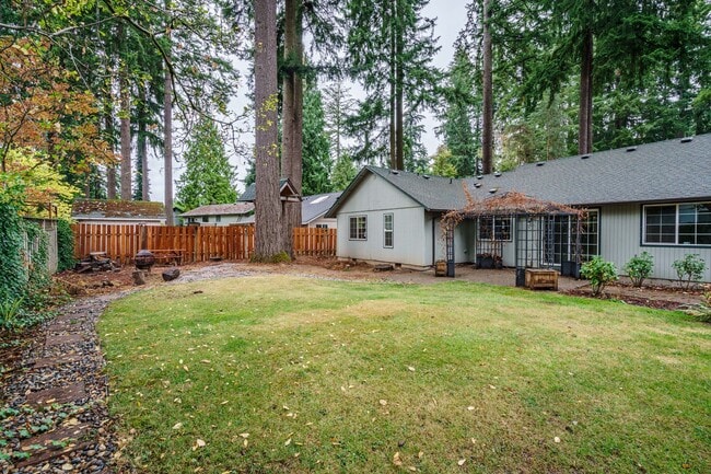 Building Photo - 3 Bedroom 2 Bath Single Level with Fence B...