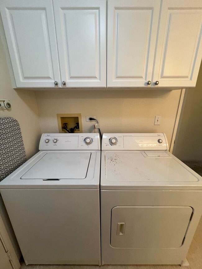 Building Photo - Very nice 2 bedroom, 1 bath unit with 2 pa...