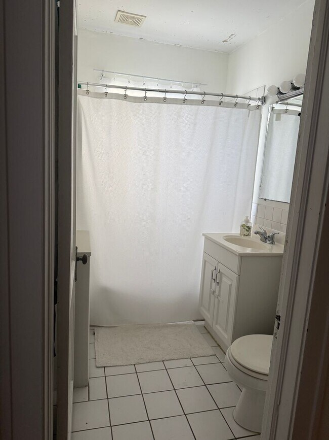 Building Photo - 1067-1069 Saint Clair Avenue