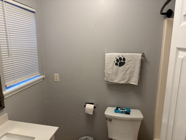 Building Photo - AUGUST PRE-LEASE!  Spacious 2 Bedroom 2 Bathroom on Bus Route!