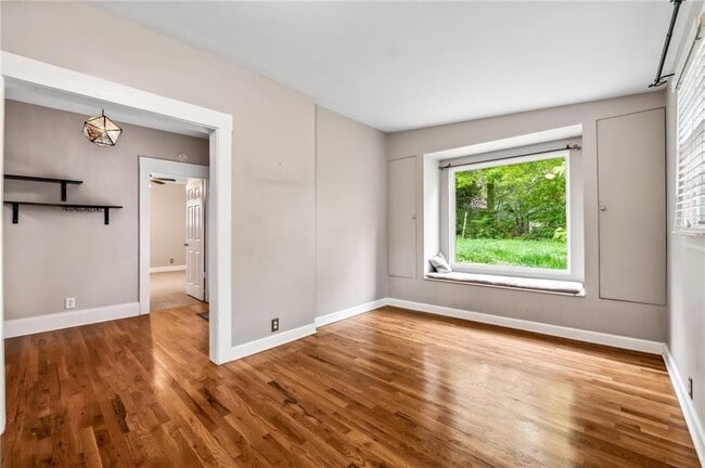Building Photo - 976 Hall Pl NW