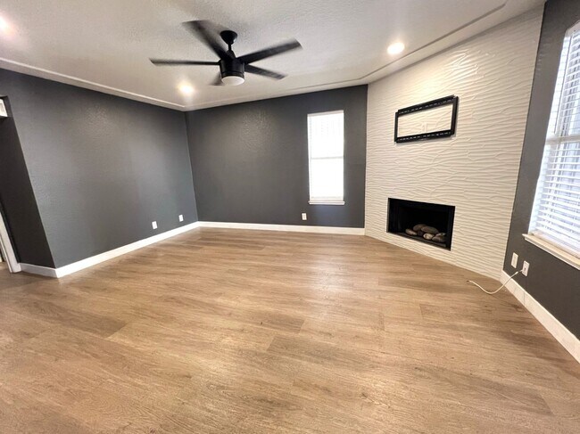 Building Photo - Recently remodeled 2-bed, 2-bath unit for rent in North Las Vegas!