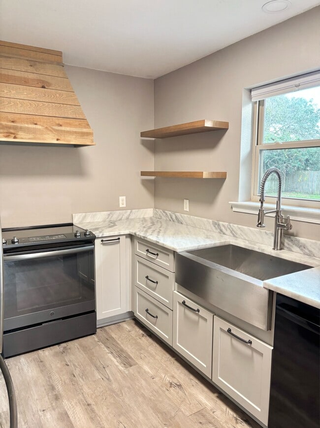 Building Photo - 2121 Oakstream Ave