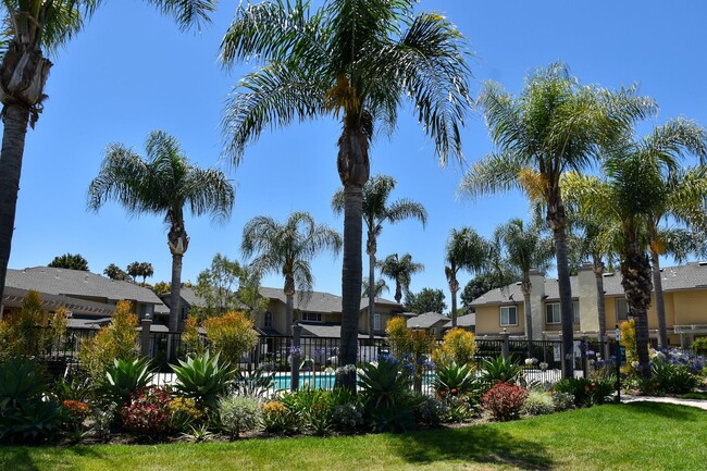 Building Photo - 3 Bedroom 2.5 Bath Hampton Court Condo Nea...