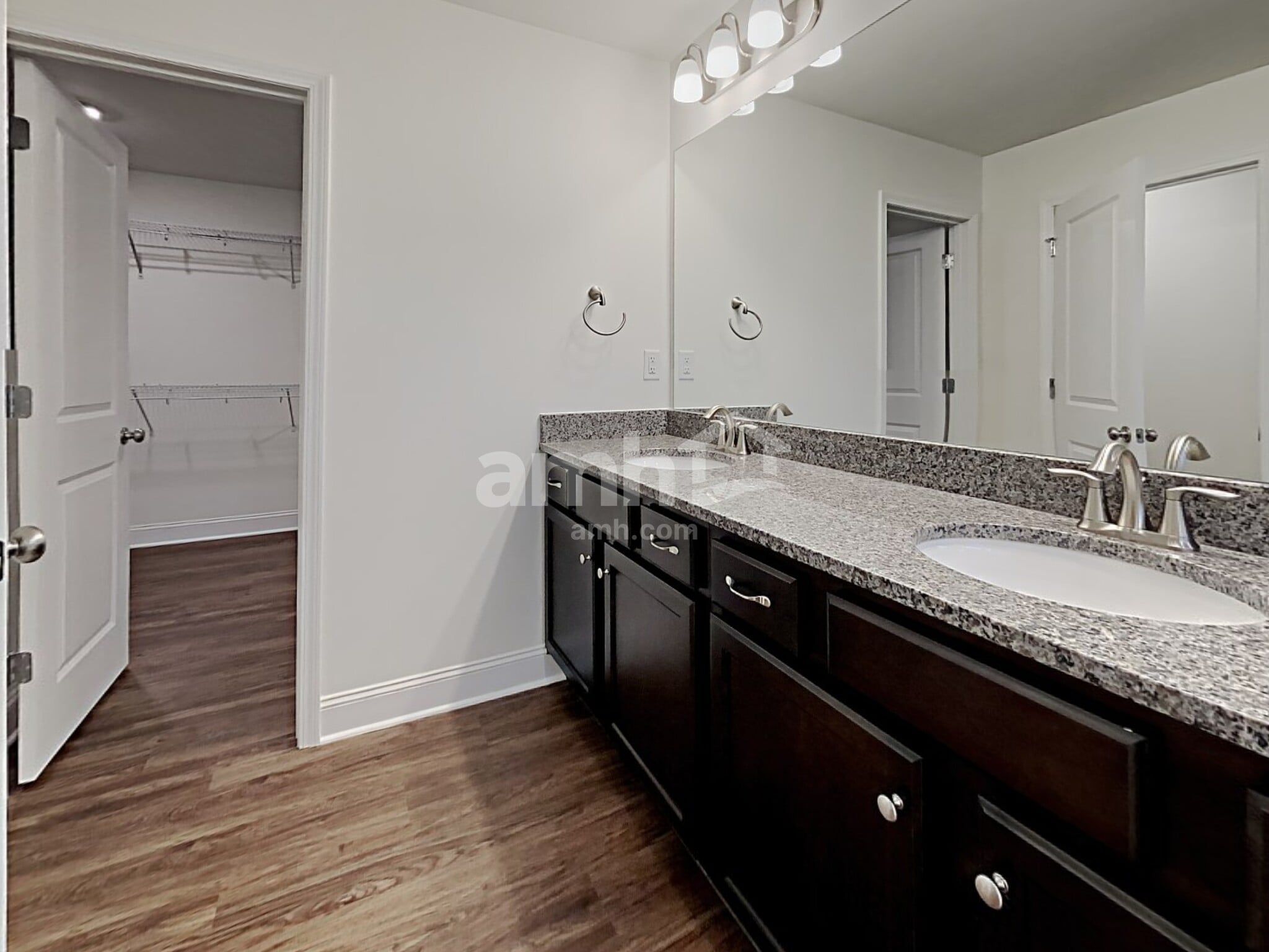 Building Photo - 5175 Valley Dr