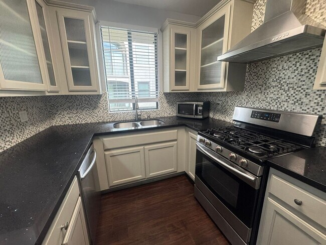Building Photo - Renovated 2BD/2BA with Tandem Parking, Oversized Balcony & In-Unit Laundry — Downtown Long Beach