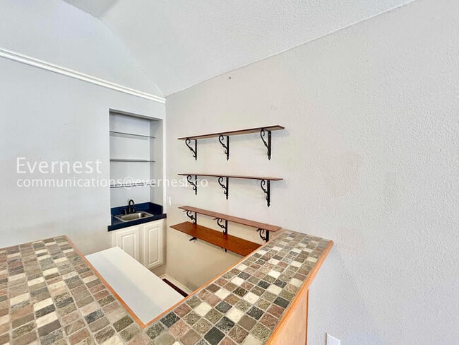 Building Photo - 5 Bed/3.5 Bath Home with Fenced Yard & Garage / Pet-Friendly / Vouchers Accepted