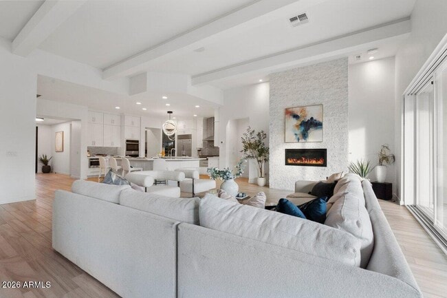 Building Photo - 5543 E Beryl Ave