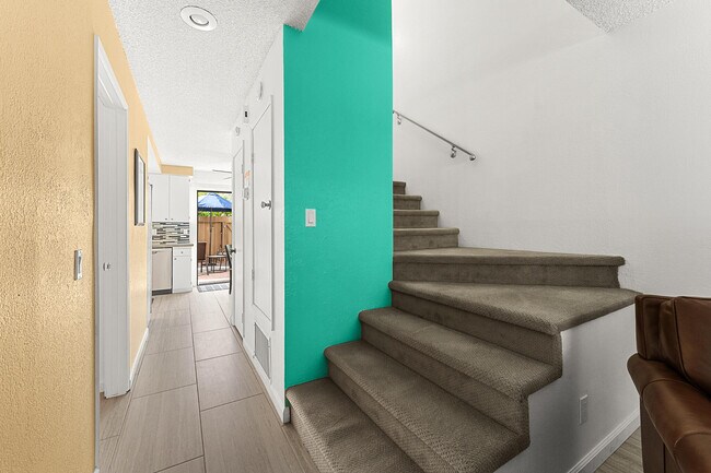 Building Photo - 2074 N Mira Vista Way