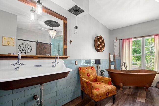 Building Photo - Spacious 6-Bedroom Furnished Home Near Asheville – Privacy, Comfort & Convenience!