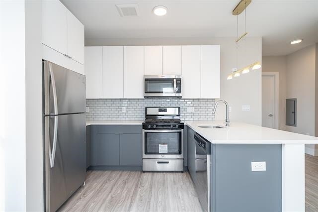 Building Photo - 6119 Broadway