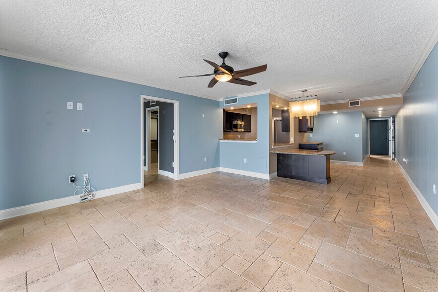 Building Photo - 2200 Ocean Dr S