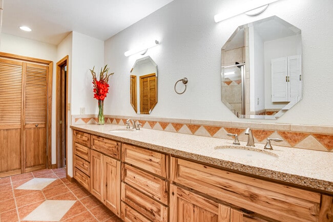 Building Photo - 5240 Sun Dial Pl