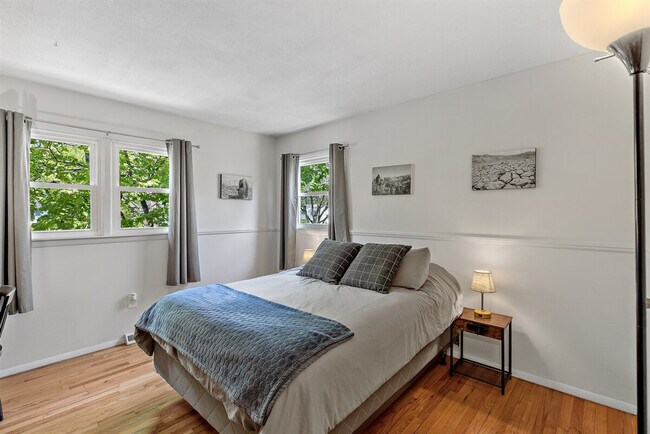 Building Photo - 10 James Dr