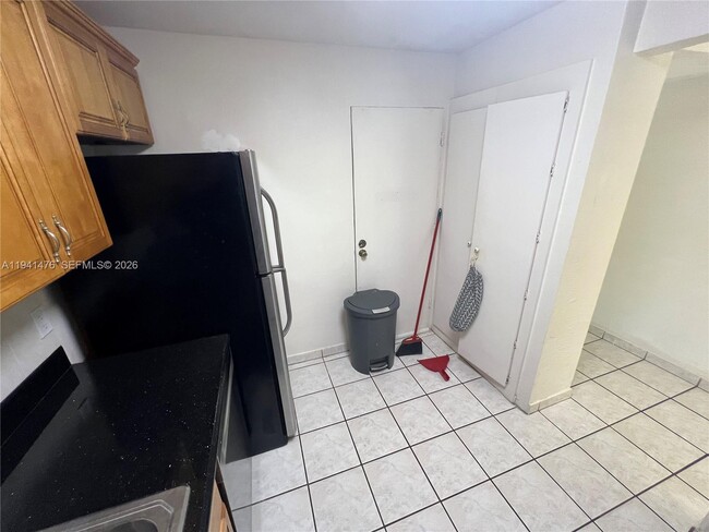 Building Photo - 6900 N Kendall Dr