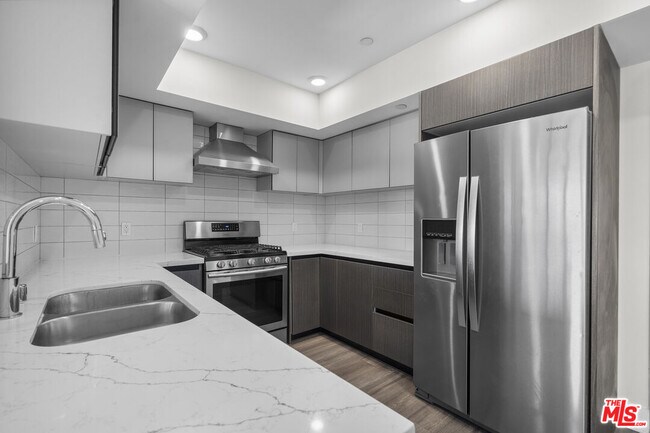 Building Photo - 5030 Rosewood Ave