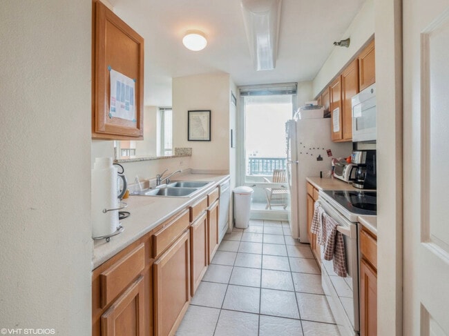 Building Photo - 345 N La Salle Dr