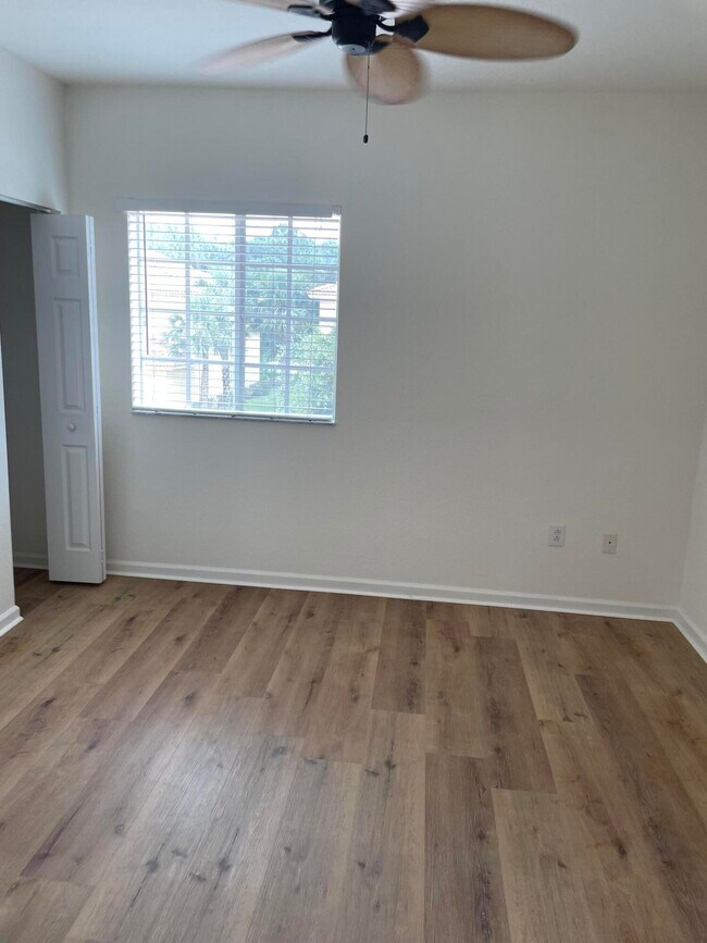 Building Photo - 5051 SE Mariner Garden Cir
