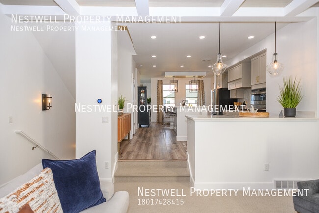Building Photo - Newer 4-bed Townhome in South Jordan