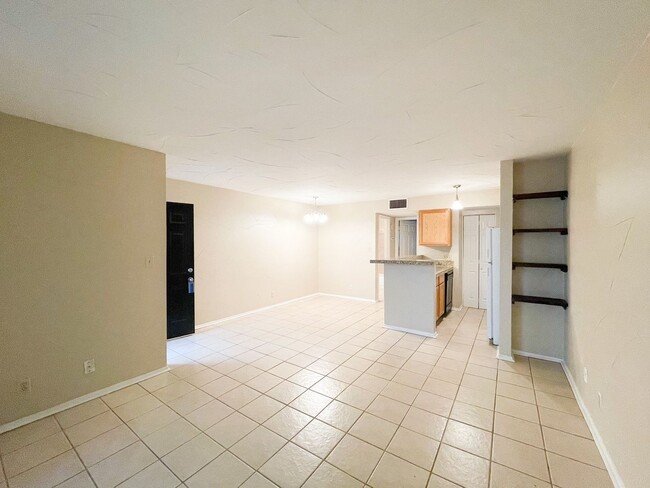 Building Photo - South Austin Condo located in Gated Commun...