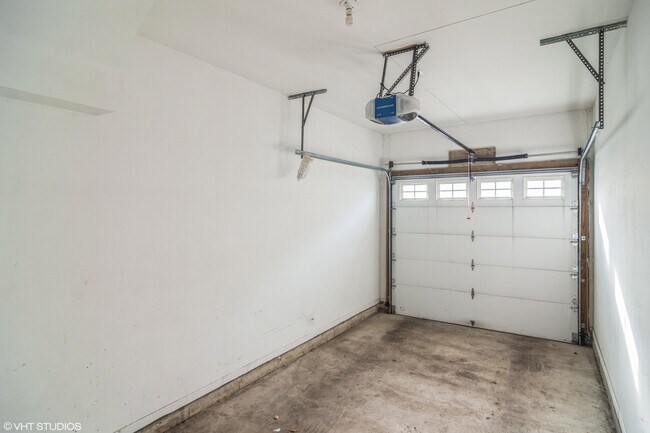 Building Photo - 215 S Evergreen Ave