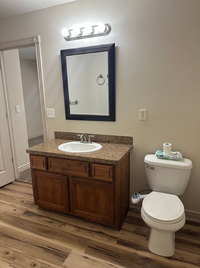 Building Photo - Modern 3 Bed, 2.5 Bath Townhouse - Excelle...