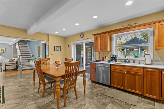 Building Photo - Well-Cared for historic beauty in private setting tucked in the Hill Section