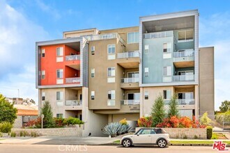 Building Photo - 4211 Redwood Ave