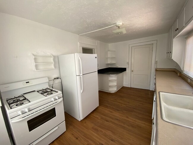 Building Photo - Spacious 3-Bedroom
