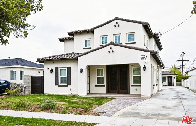 Building Photo - 2028 S Chapel Ave
