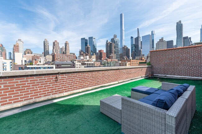 Building Photo - 735 10th Ave