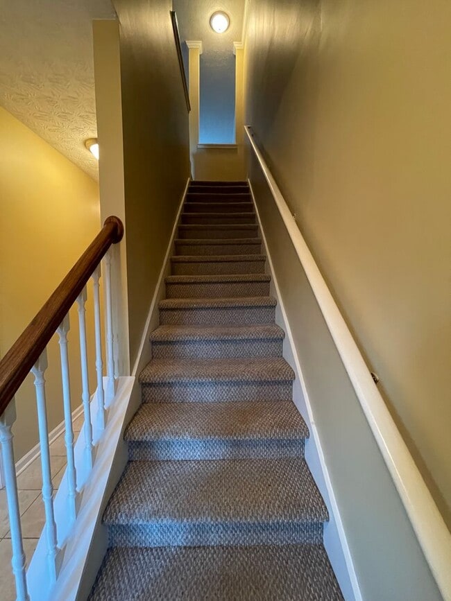 Building Photo - 4 bedrm, 3 bath, garage, pool, tennis cour...