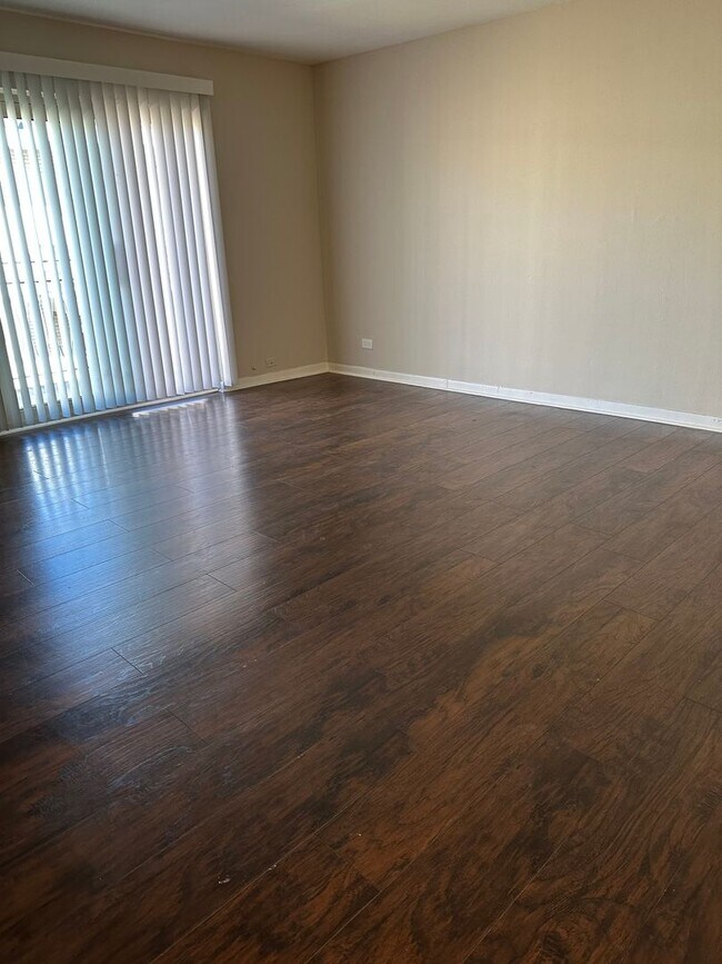 Building Photo - 1 Bed One Bath in DOWNTOWN Forest Park!!!