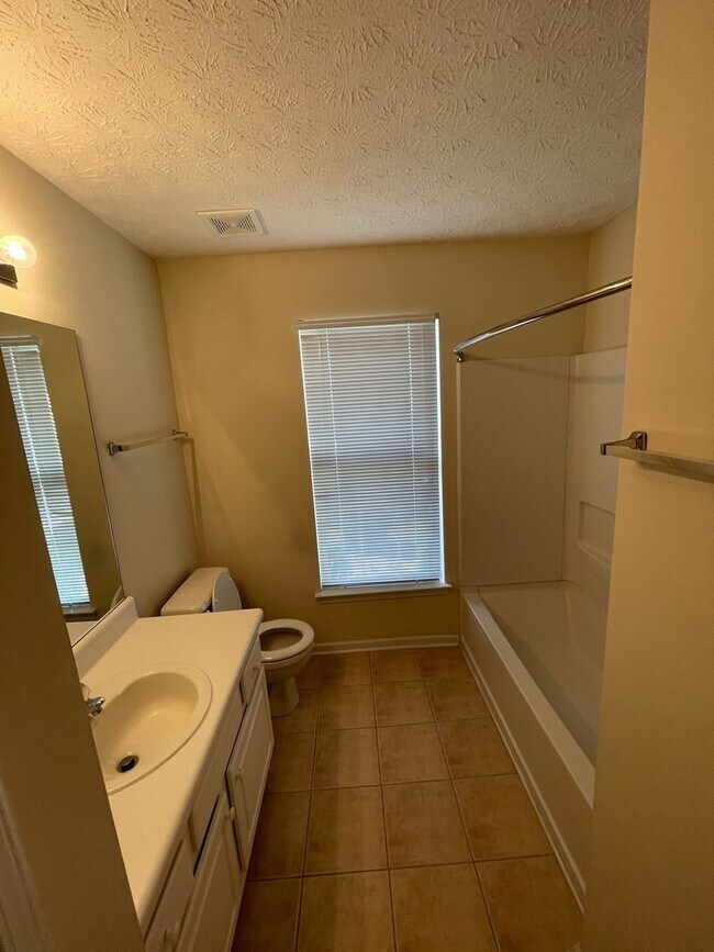 Building Photo - 2500 Hillvale Cir