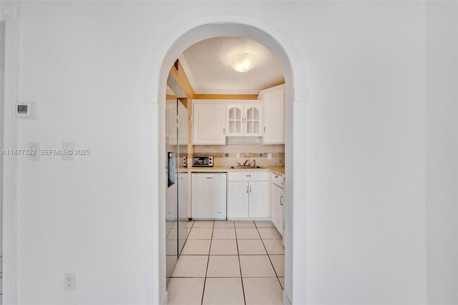 Building Photo - 751 Pine Dr