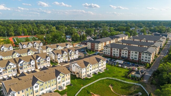 Building Photo - 707 Station Rd